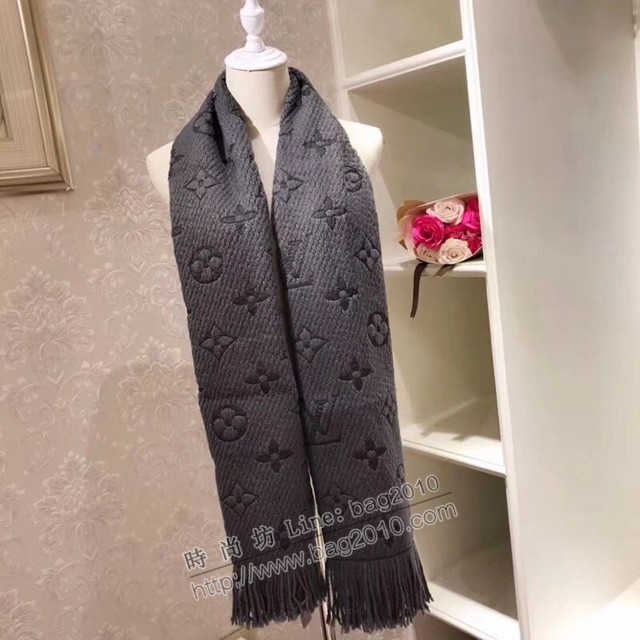 Louis Vuitton秋冬新款灰色毛線女士圍巾 路易威登經典Monogram大花圖案和路易威登首字母字樣圍巾  mmj1724